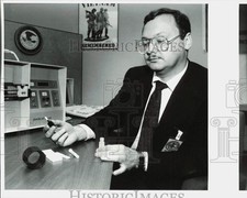 1991 Press Photo FBI's Dean Fetterholf with device used to detect cocaine picture