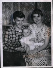 1955 Press Photo George Hinkle Family After Premature Birth Community Chest Help picture