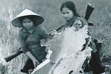 Vietnam  War  Photo --   Female   VC Soldiers picture