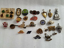 MIXED LOT OF 30 VINTAGE PINS PENDANTS INSIGNIA picture