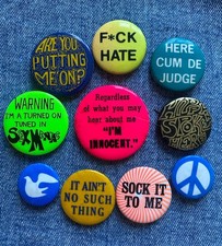 N.O.S. 60's "HERE CUM DE JUDGE Hippy Slogan 10 Pinback Button Boomer Collection picture