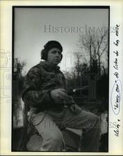 1990 Press Photo Man Hog searching, Using a "bionic ear" to listen for hog noise picture