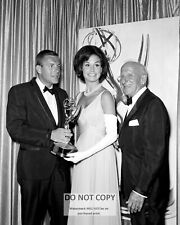 JERRY VAN DYKE, MARY TYLER MOORE AND JIMMY DURANTE IN 1965 - 8X10 PHOTO (ZY-821) picture
