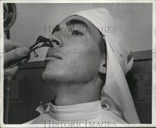 1942 Press Photo Close up view of operation performed with local anesthetic picture