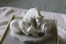 Lladro Figurine 1443  Bearly Love picture