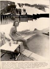 LG6 1975 AP Wire Photo NOT EVERYONE SKIS IN VAIL BIKINI BEAUTY OUTDOOR JACUZZI picture
