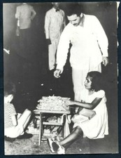 CUBAN STREET SELLER CHILDREN POVERTY & SOCIAL EXCLUSION CUBA 1950s Photo Y 174 picture