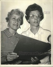 1971 Press Photo Mrs. Woody Guthrie & Committee to Combat Huntington's Disease picture
