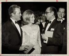 1966 Press Photo Mr. & Mrs. Harwood Taylors, William Pena chat at Hotel America. picture