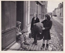 1944 U.S. soldier and French refugees speaking language of friendship RARE L172C picture