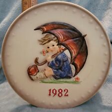 Vintage GOEBEL HUMMEL 1982 12TH ANNUAL CHRISTMAS PLATE GIRL WITH UMBRELLA picture