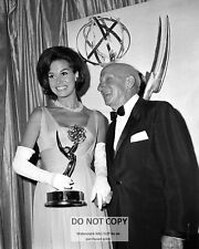 MARY TYLER MOORE WITH JIMMY DURANTE AT THE 1965 EMMYS - 8X10 PHOTO (ZY-786) picture