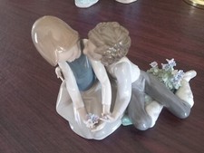 Lladro Porcelain Figurine Precious Courtship #5072 Boy Kissing Girl Retired picture