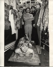 1970 Press Photo London Model Helen Jones Imprinting Bust in Concrete Sir Harry picture