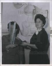 1962 Press Photo Outgoing Women Auxiliary Oregon Optometric Assn. passes gavel. picture
